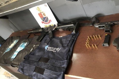 Homem é preso com réplica de fuzil, pistola e coletes balísticos em Hortolândia.