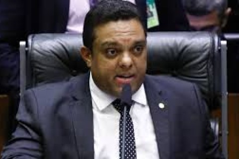 o deputado federal Otoni de Paula (PSD-RJ) chamou o senador Flávio Bolsonaro (PL-RJ) de "batedor de carteira".
