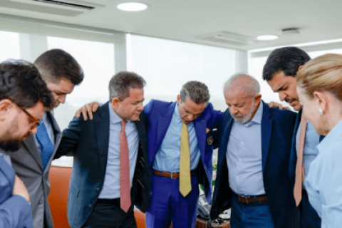 Ao lado de Messias, Lula recebe deputado e bispos evangélicos no Planalto.