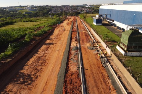 Prefeitura de Hortolândia implanta guias na via de ligação da avenida Panaíno com o Jd. Nova Europa.